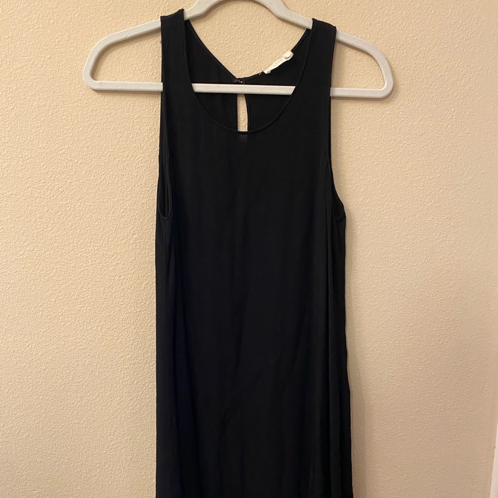 Sleeveless black shift dress